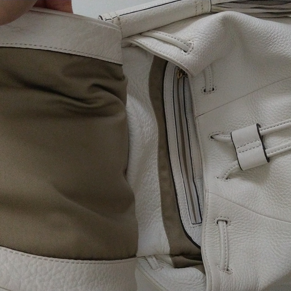 Chic White Leather Hobo Bag with Gold Accents - Picture 4 of 15
